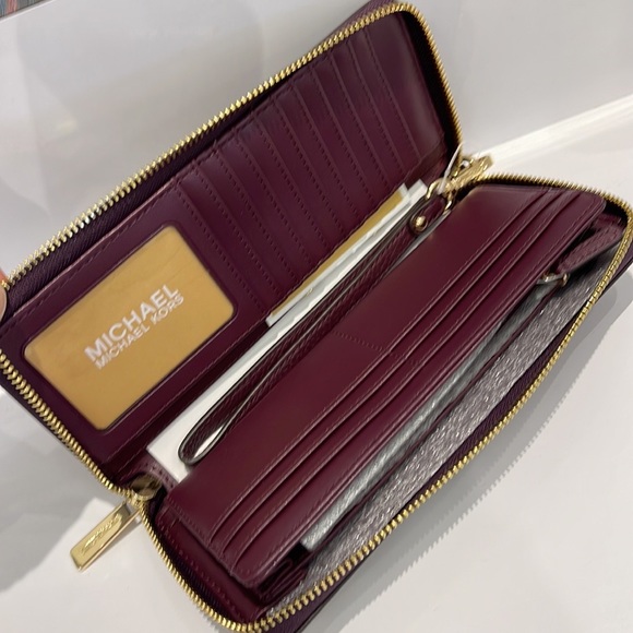 MICHAEL KORS LARGE TRAVEL CONTINENTAL WRISTLET WALLET PHONEHOLDER OXBLOOD - Picture 9 of 16